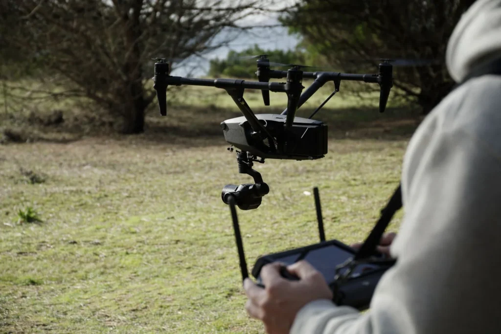 Dron siendo piloteado en campo