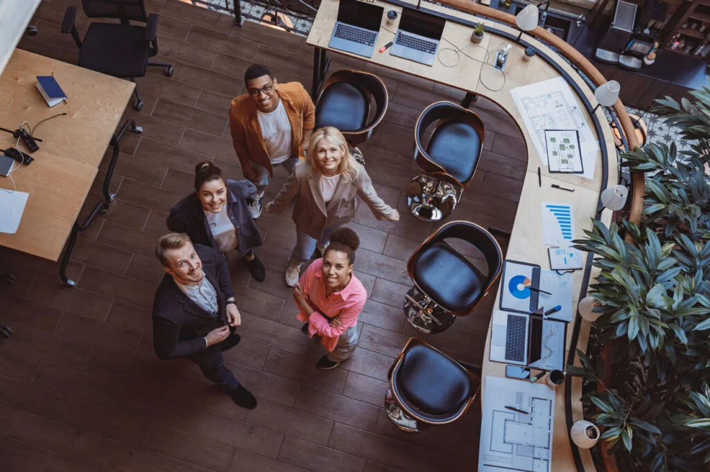 Toma aérea de empleados ejecutivos