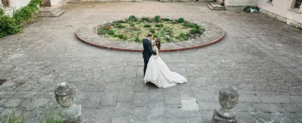 Foto aérea de pareja en casamiento